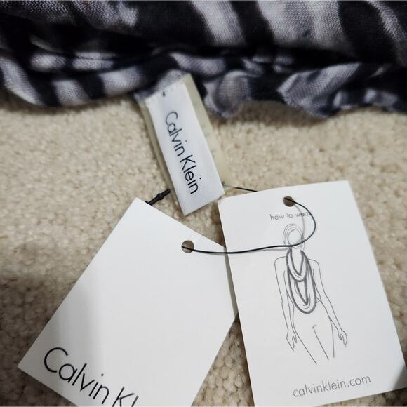 NWT Calvin Klein infinity loop scarf, 100% rayon, gray, black, white - Picture 3 of 6